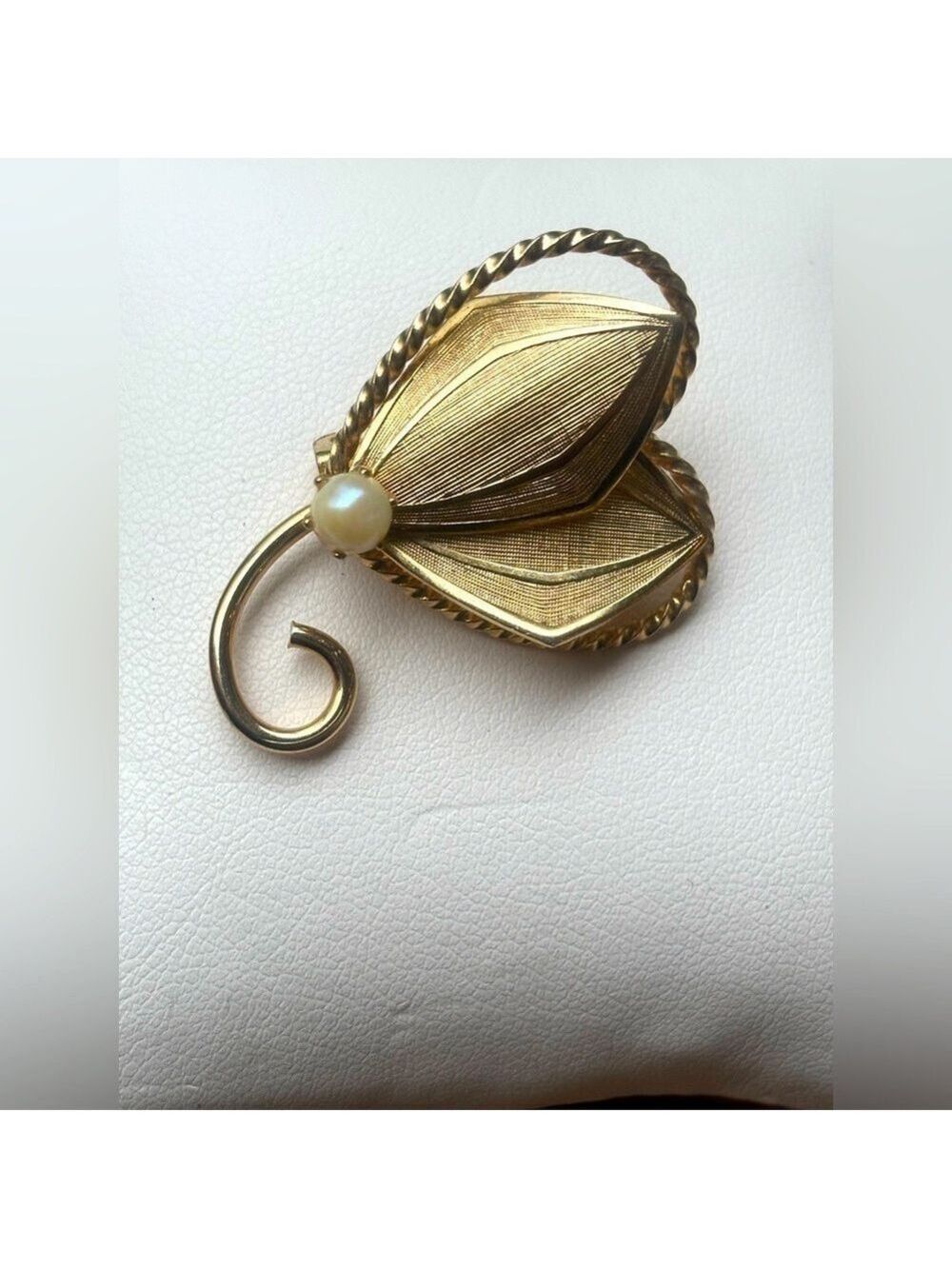 VINTAGE Gold Tone Leaf Heart w/ Faux Pearl Brooch Lapel Necklace Versatile Women